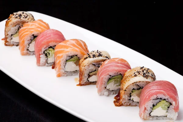 Geassorteerde sushi op wit bord — Stockfoto