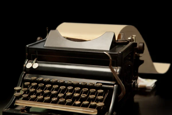 Velha máquina de escrever em fundo preto — Fotografia de Stock