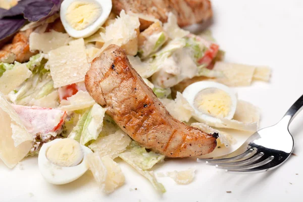 흰 접시에 놓인 시저 샐러드 — 스톡 사진
