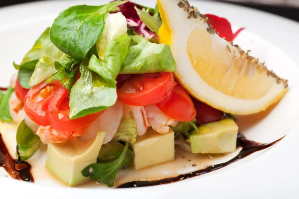 Salade met garnalen en avocado — Stockfoto