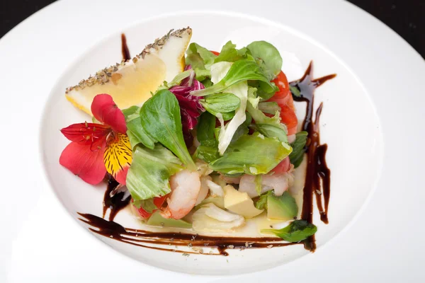 Salad with shrimp and avocado — Stock Photo, Image