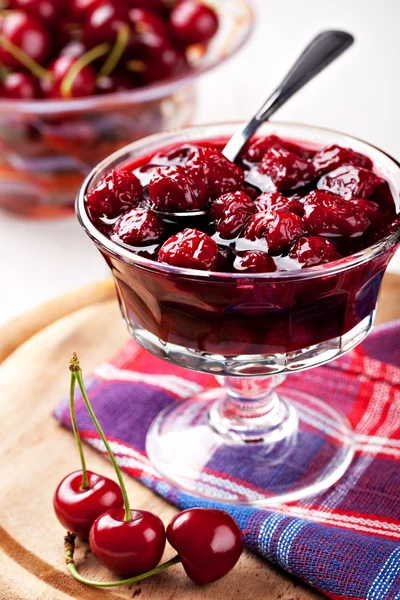 Skål med cherry jam — Stockfoto