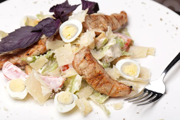 Salade César sur assiette blanche — Photo