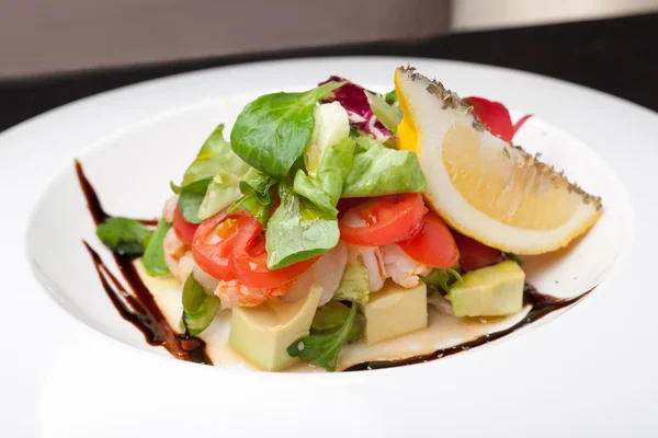 Salade met garnalen en avocado — Stockfoto