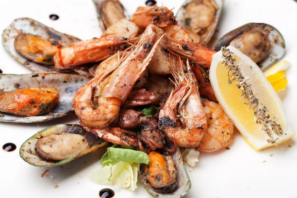 Moules et crevettes préparées sur assiette — Photo