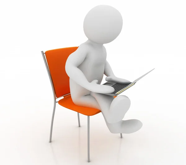 Um homem senta-se em uma cadeira com laptop — Fotografia de Stock
