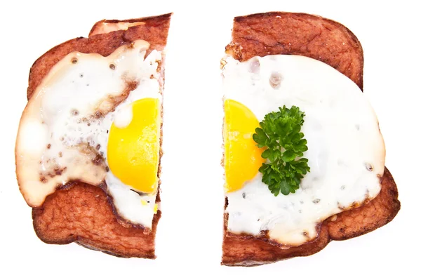Половина мясного рулета с жареным яйцом — стоковое фото