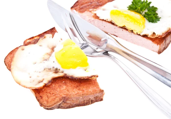 对分的肉面包和煎鸡蛋 — 图库照片
