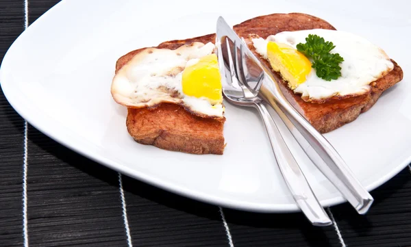 Pão de carne cortado pela metade com ovo frito — Fotografia de Stock