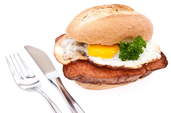Vlees brood op een broodje met gebakken ei — Stockfoto