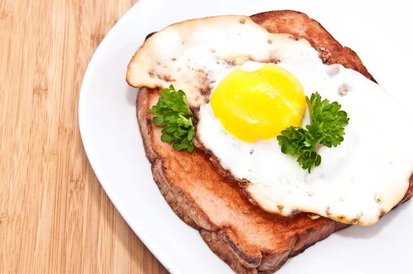 Vlees brood met gebakken ei op een plaat — Stockfoto