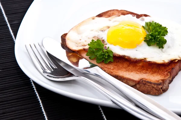 Meat loaf with fried egg — Stock Photo, Image