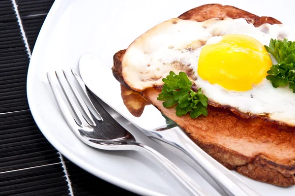 Meat loaf with fried egg — Stock Photo, Image