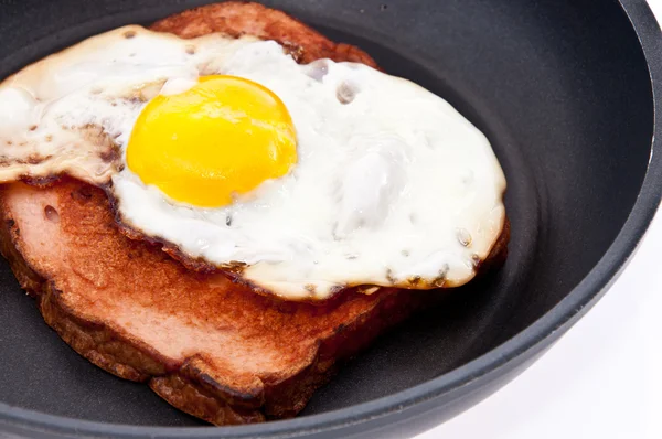 Мясной рулет и жареное яйцо в сковороде — стоковое фото