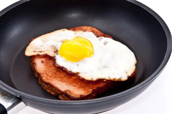 Pain de viande et œuf frit dans une poêle — Photo