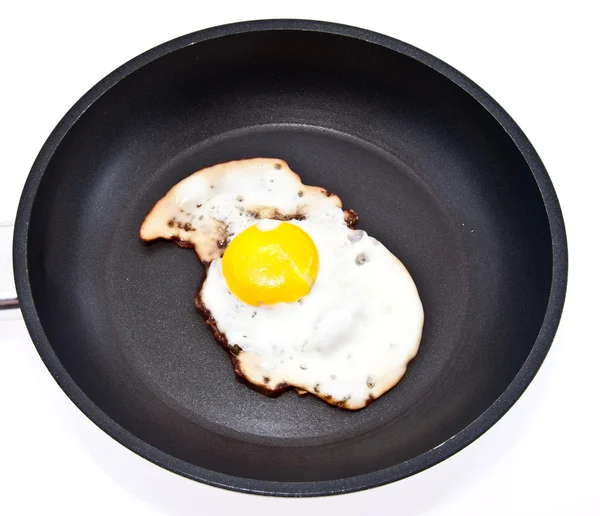 Huevo frito en una sartén — Foto de Stock