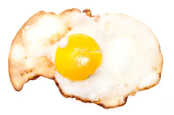 Жареное яйцо изолировано на белом — стоковое фото
