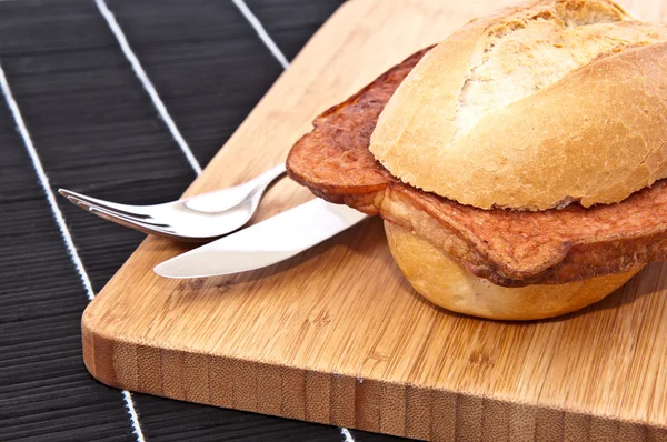 Vlees brood met houten achtergrond — Stockfoto