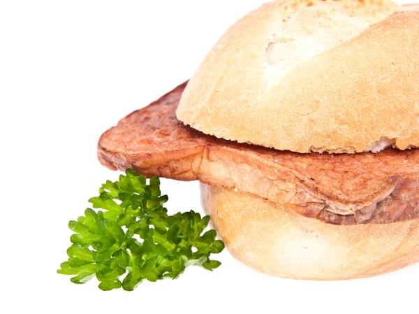 Roti isi daging Jerman pada gulungan terisolasi — Stok Foto