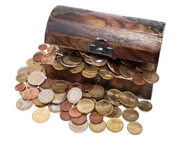 Сокровище с евро-монетами (общий обзор ) — стоковое фото