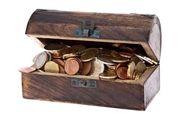 Коробка с сокровищами, заполненная евро-монетами — стоковое фото