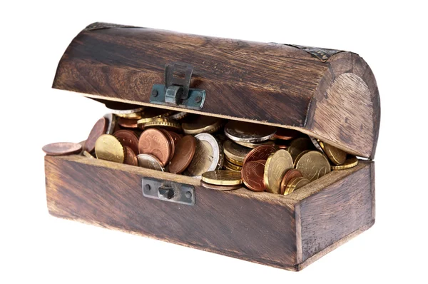 Коробка с сокровищами, заполненная евро-монетами — стоковое фото