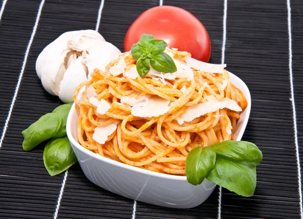 Spaghetti with sauce ingredients — Stock Photo, Image