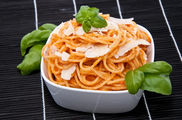 Fresh spaghetti with pesto rosso sauce — Stock Photo, Image