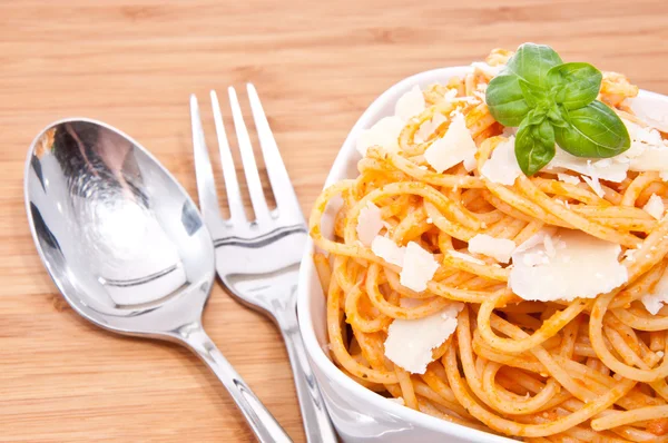 Fresh spaghetti with pesto rosso — Stock Photo, Image
