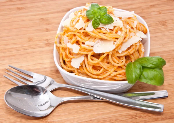 Fresh spaghetti with pesto rosso — Stock Photo, Image