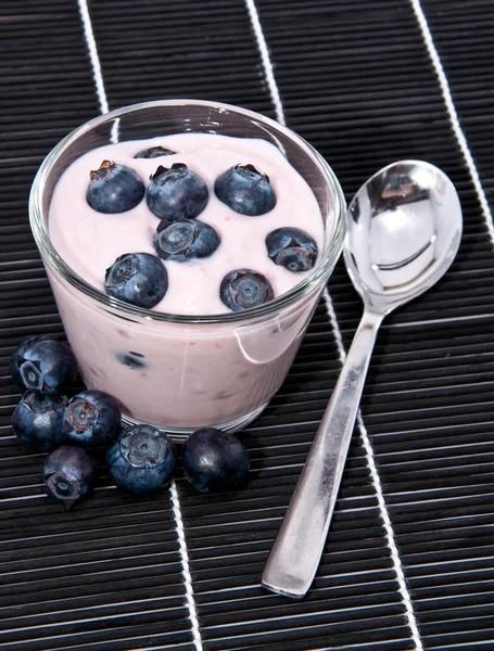 Свежий черничный йогурт — стоковое фото
