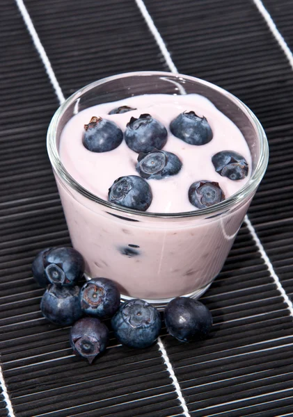 Свежий черничный йогурт — стоковое фото