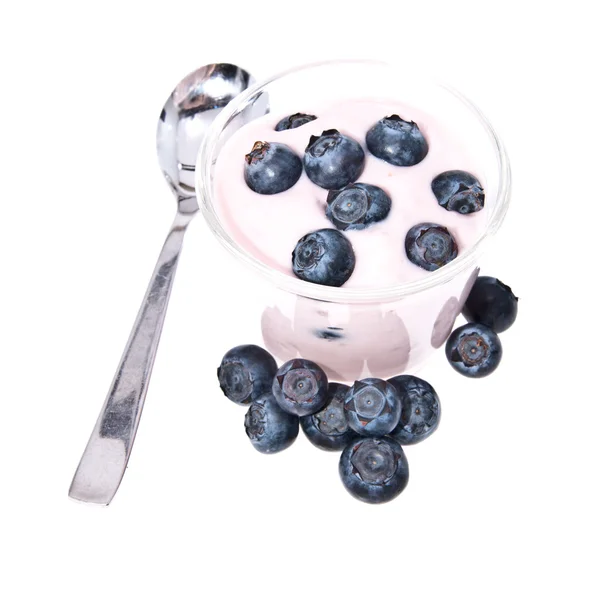 Свежий черничный йогурт на белом — стоковое фото