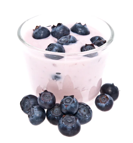 Čerstvý borůvkový jogurt na bílém pozadí — Stock fotografie