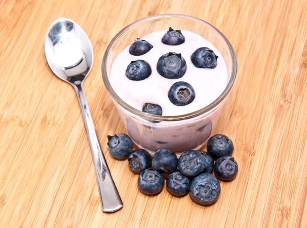 Черничный йогурт — стоковое фото