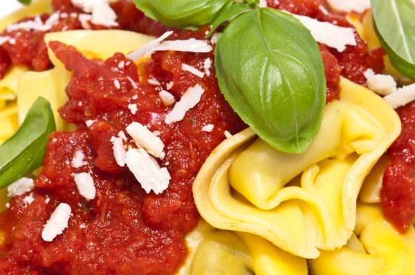Friss Tortellini egy tányérra (makró megtekintése) — Stock Fotó
