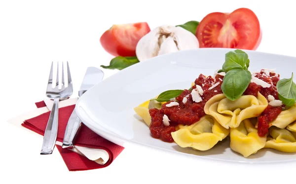 Friss Tortellini elszigetelt fehér tányérra — Stock Fotó