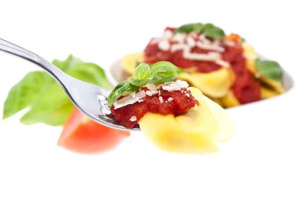 Tortellini en un tenedor con porción borrosa —  Fotos de Stock