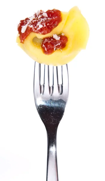 Tortellini en un tenedor aislado en blanco — Foto de Stock
