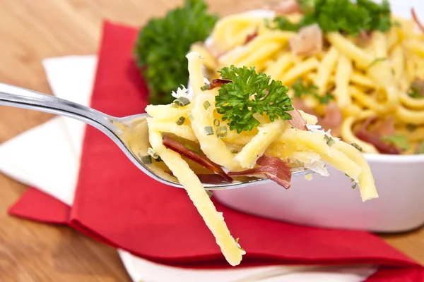 Spaetzle de queijo com porção em garfo — Fotografia de Stock