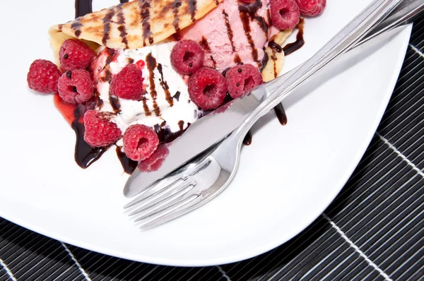 Crème glacée à la framboise maison dans un gâteau à la casserole — Photo
