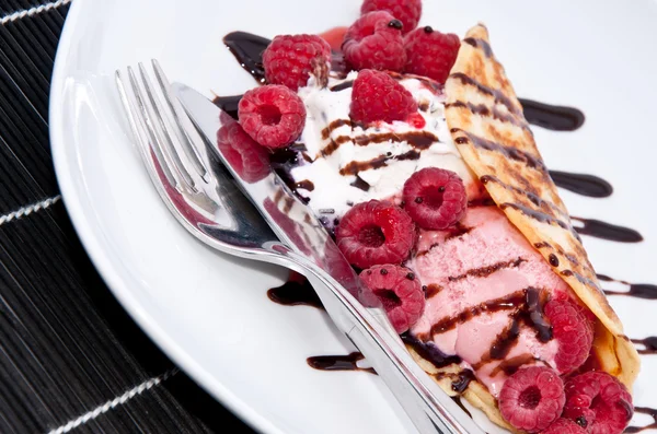 Raspberry ijs in een pan cake — Stockfoto