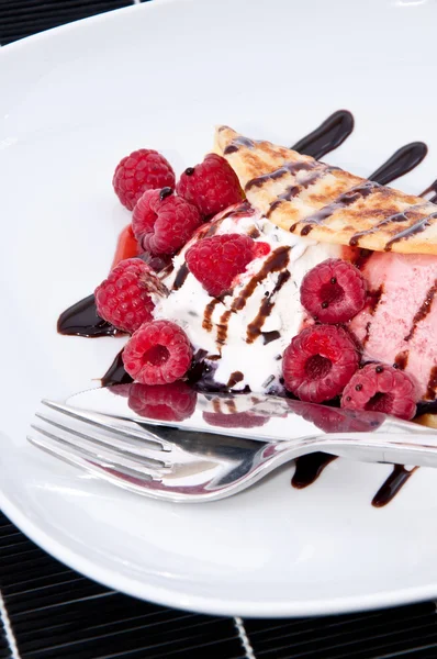 Crème glacée à la framboise maison dans un gâteau à la casserole — Photo