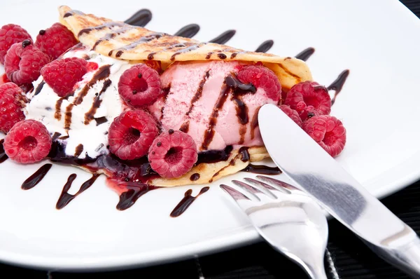 Crème glacée framboise dans un gâteau à la casserole — Photo