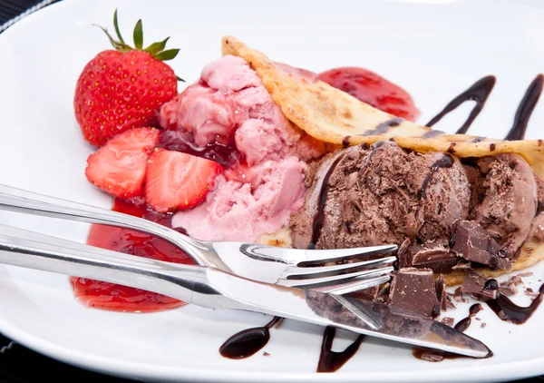 Hausgemachtes Erdbeer- und Schokoladeneis — Stockfoto