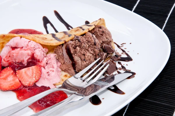 Gemischtes Erdbeer-Schokoladen-Eis — Stockfoto