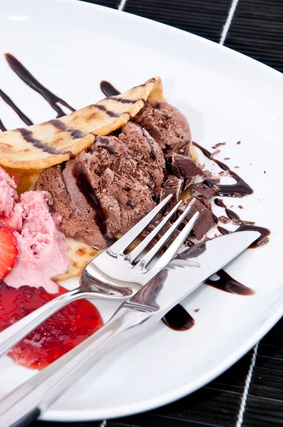 Fragola fatta in casa e gelato al cioccolato — Foto Stock