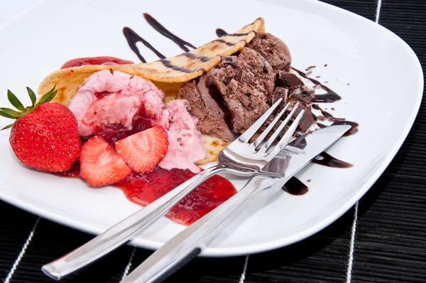 混合的草莓和巧克力冰淇淋 — 图库照片