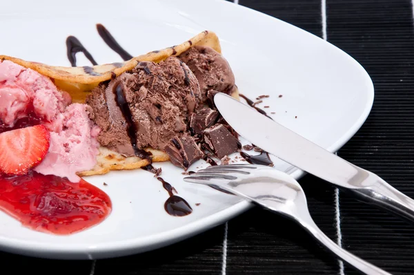 Homemade Strawberry and Chocolate Ice Cream — Stock Photo, Image