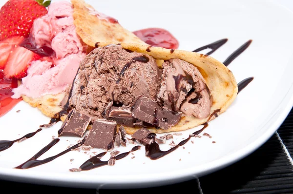 Smíšené jahodová a čokoládová zmrzlina — Stock fotografie